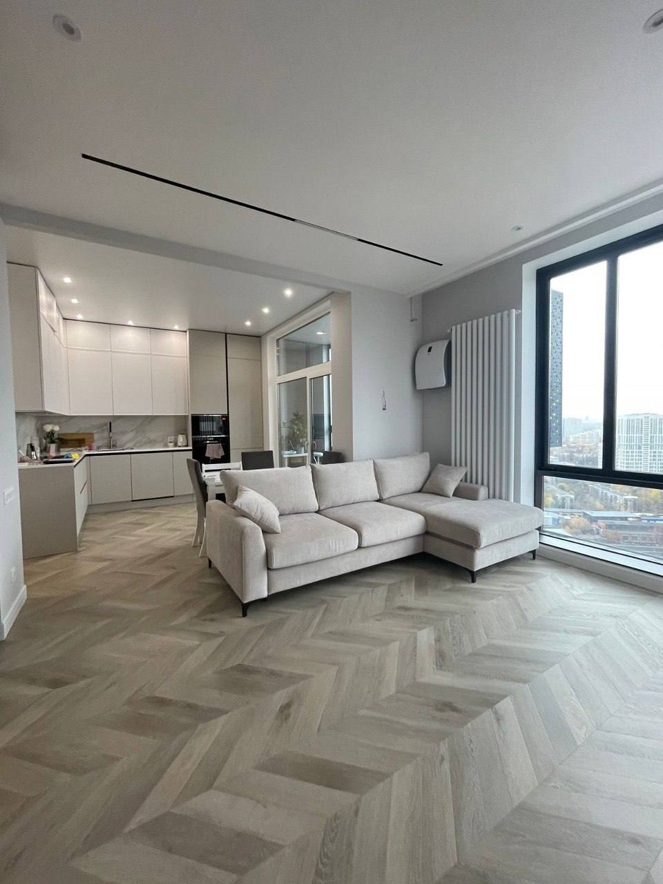 Кварцвиниловый SPC ламинат Vinilam Parquet Chevron Шеврон Сезар RI4445118CL4 французская елка 1293×305×8,5 фото в интерьере